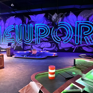 Mural in UV Light at Par 3 at Newport on the Levee: Newport, KY